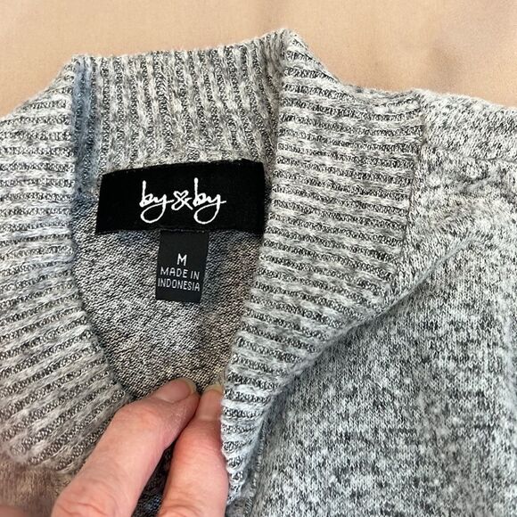 By&By size M grey long sleeve cold shoulder flowy soft stretchy top GUC - Picture 4 of 9